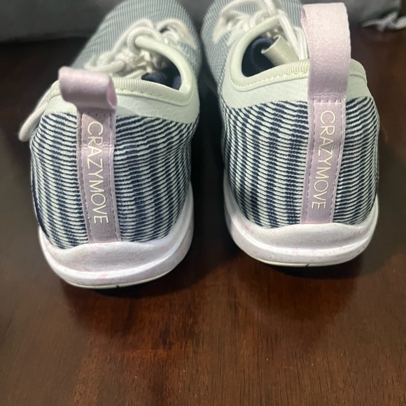 Size 8.5 Adidas sneakers - Picture 5 of 10